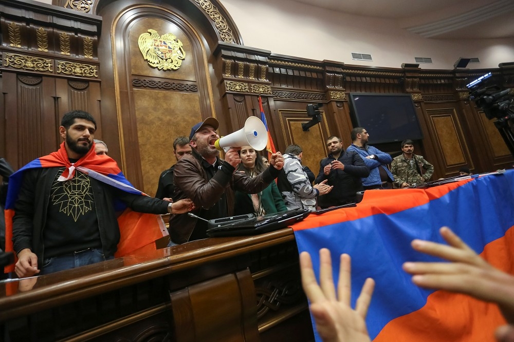 憤怒的亞美尼亞民眾闖入國會抗議和平協議。（湯森路透）