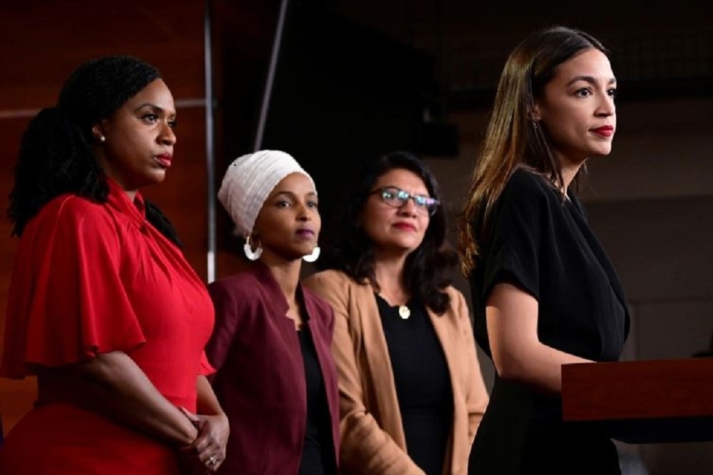 寇特茲（右一）結合四名少數族裔女性冠名「小隊」（Squad）投入選舉，然後四席全上，對民主黨內的「進步派」有相當鼓舞作用。（湯森路透）