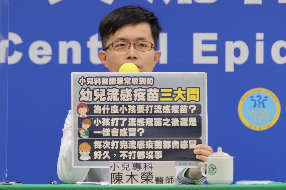 「柚子醫師」陳木榮12日在記者會拿出手板，為家長們解惑幼兒施打疫苗時的迷思，並呼籲爸爸媽媽快帶孩子們去打疫苗。（張哲偉攝）