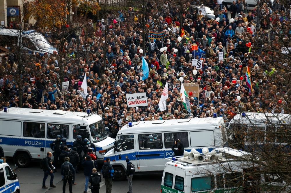 數千德國民眾上街抗議，不滿政府新通過的防疫修正案。（湯森路透）