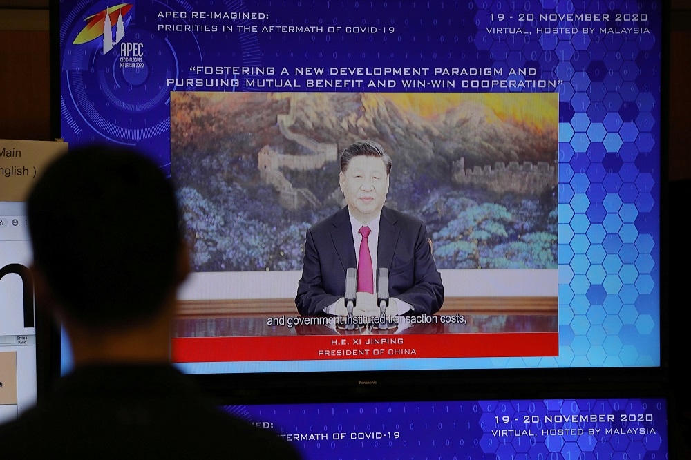 中國國家主席習近平視訊出席亞太經合會企業領袖對話。（湯森路透）