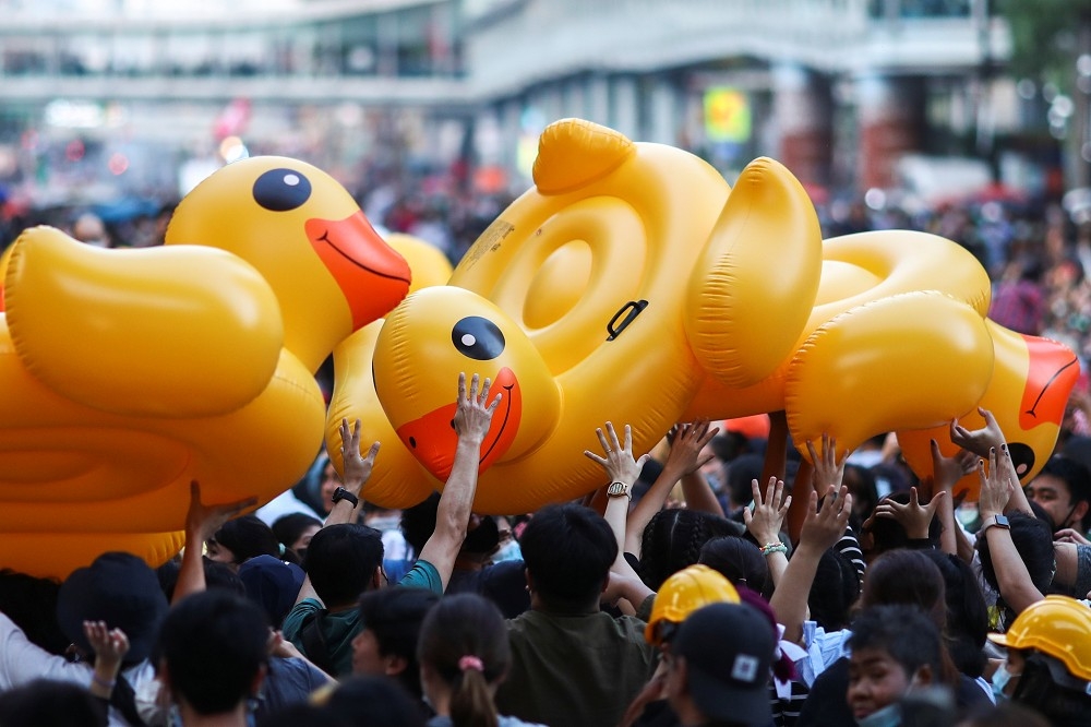 泰國抗議者高舉巨大充氣黃色小鴨。（湯森路透）