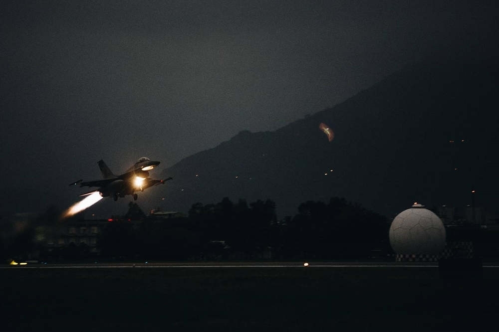 失聯F-16戰機夜航訓練於17日6點5分花蓮起飛，不過到了17分雷達光點消失，至今仍未尋獲失蹤飛行員蔣正志上校。（軍聞社）
