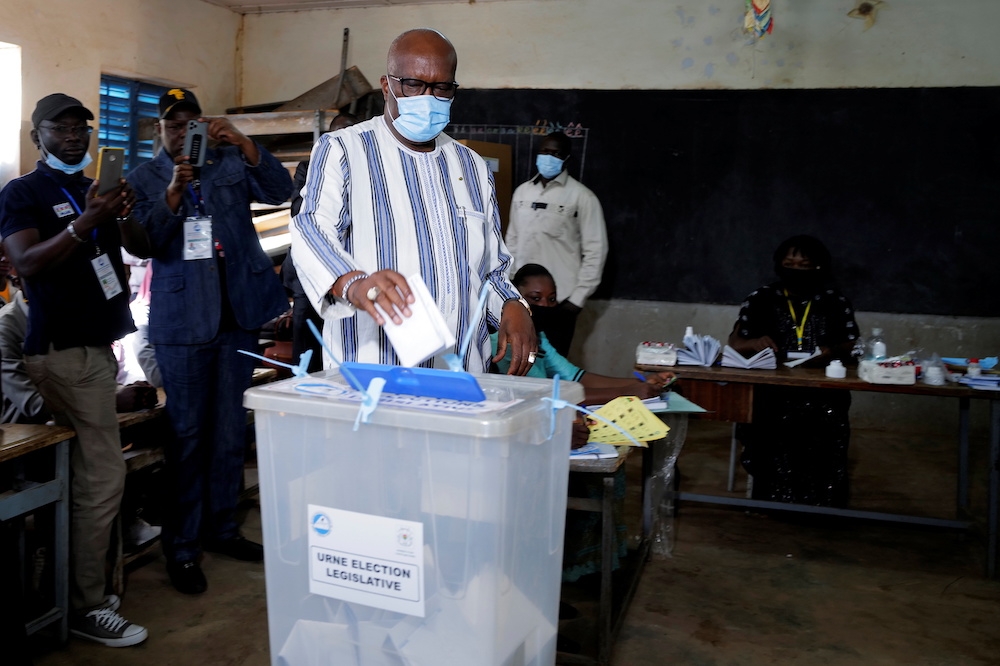 布吉納法索總統卡波雷在首都瓦加杜古學校內投票。（湯森路透）