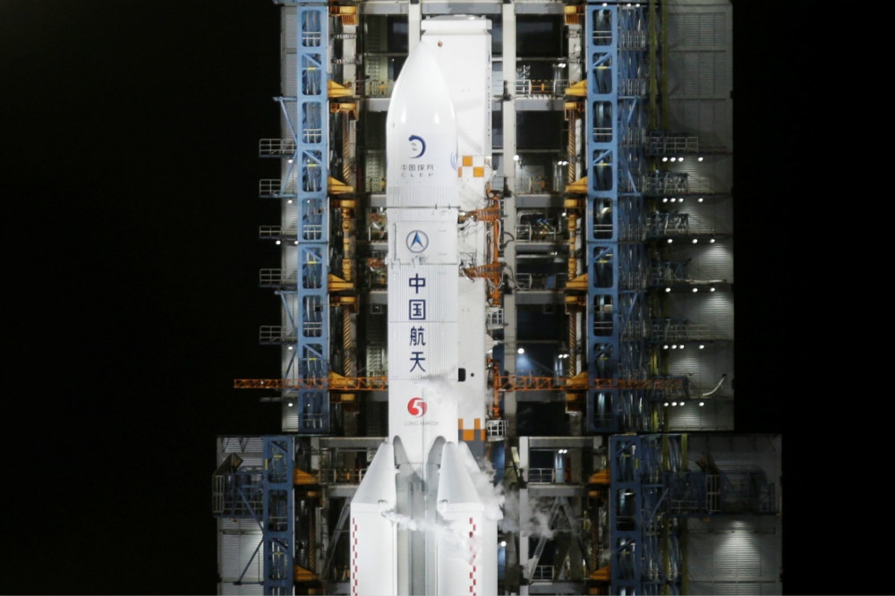 由長征五號遙五火箭搭載，最新型「嫦娥5號」探測器24日順利升空。（湯森路透）