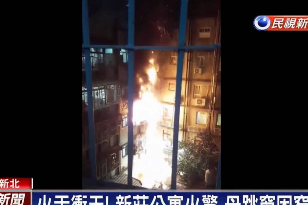 新北市新莊區清晨一棟公寓發生火災，火勢相當猛烈。（擷自民視新聞台YouTube）