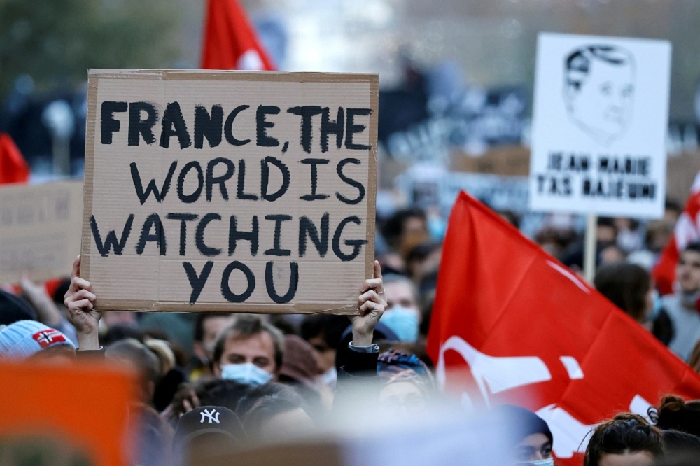 11月28日，法國逾5萬民眾為抗議《整體安全法》上街示威。（湯森路透）