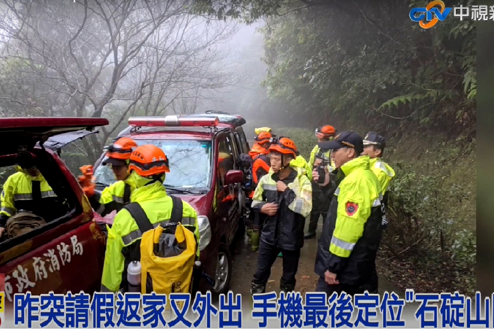 12月1日下午5點，搜救人員在步道旁溪谷邊發現失聯1天的陳世雄遺體。（擷自中視新聞YouTube）
