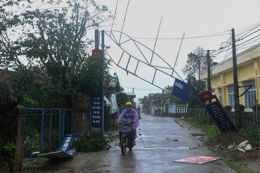 兩個月內連續遭遇9個颱風侵襲的越南中部省份。（湯森路透）