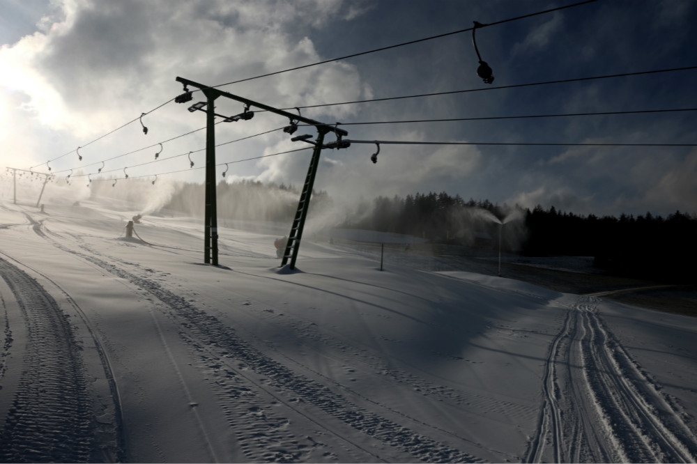 受到疫情管制影響，奧地利滑雪場空蕩蕩無遊客。（湯森路透）