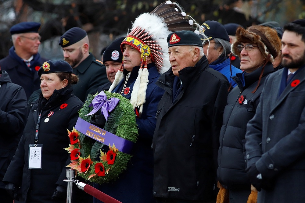 第一民族議會主席與退加拿大退伍軍人在渥太華紀念日參加國家戰爭紀念館的典禮儀式。（湯森路透）