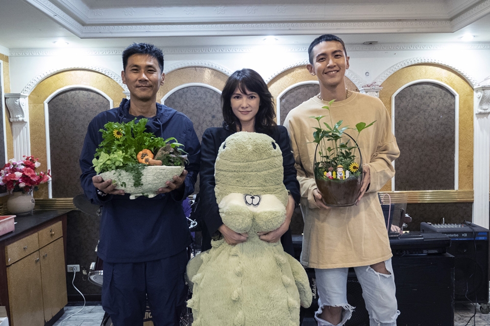 陳大樸導演（左起）、李心潔、柯震東在電影《鱷魚》殺青宴上，玩起交換禮物的遊戲。（滿滿額提供）