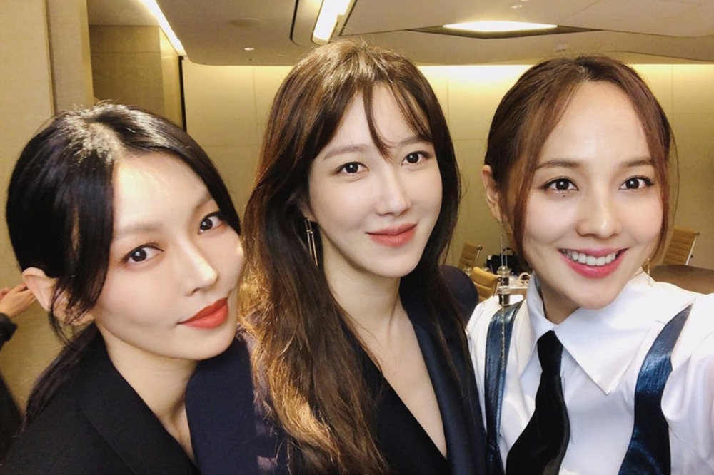 韓劇《上流戰爭》收視屢創新高，三名女主角的演出大受好評。（左起為金素妍、李智雅、柳真／取自柳真IG）