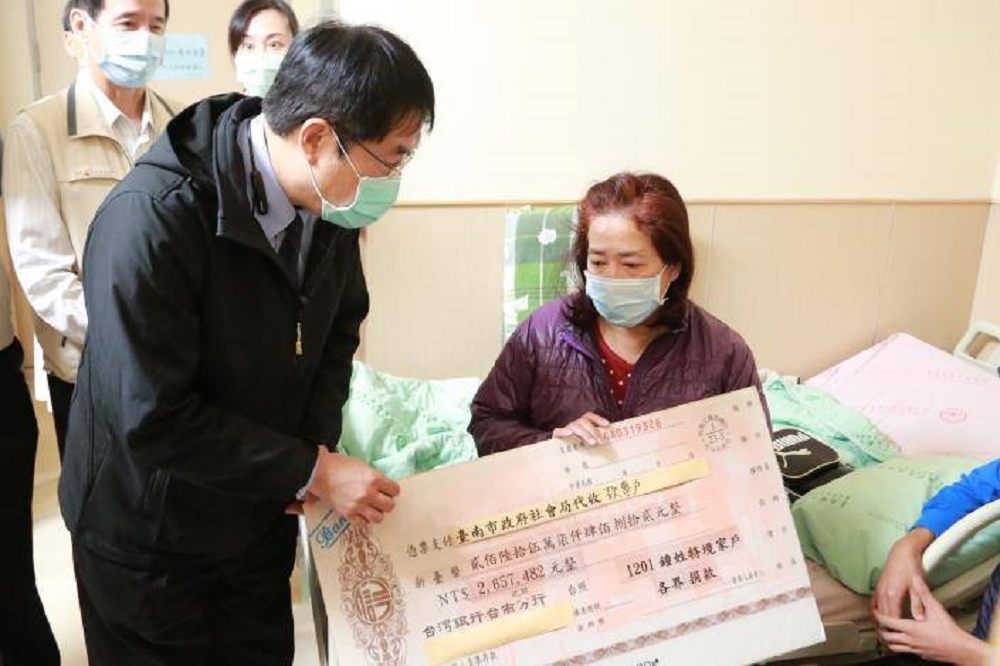 台南市長黃偉哲16日帶「支票手板」到醫院慰問鐘姓女護理師家屬，引發觀感不佳爭議。（台南市政府提供）