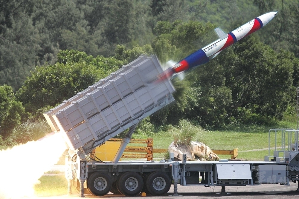 随雄二E增程型飞弹（图）量产及拨交，国防部委託中科院成立「雄隼专案」，以5年时间研发射程2000公里的巡弋飞弹。（合成画面／国防部提供）(photo:UpMedia)