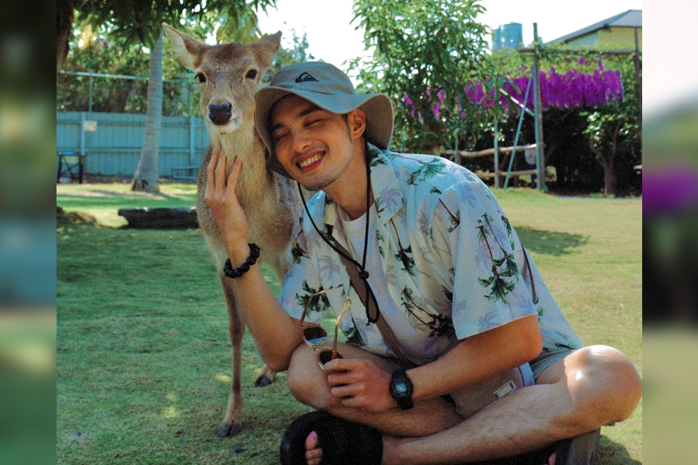 黃偉晉到小琉球度假，第一次體驗餵鹿，笑喊：「鹿好乖，拍照時很乖，超像裝置藝術。」（取自黃偉晉臉書）