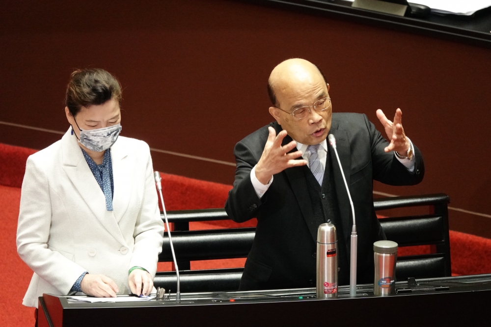 行政院長蘇貞昌（右）、經濟部長王美花（左）9日出席立法院會備詢。（王侑聖攝）