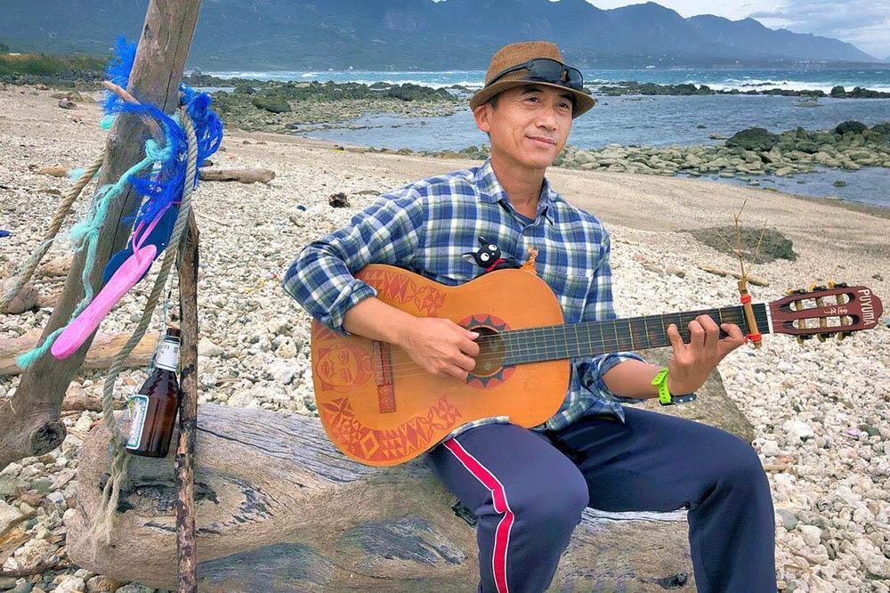 金曲歌王陳建年3年半前從蘭嶼的警察職業退休，回歸音樂人身份專心寫歌創作與製作。（取自陳建年臉書）