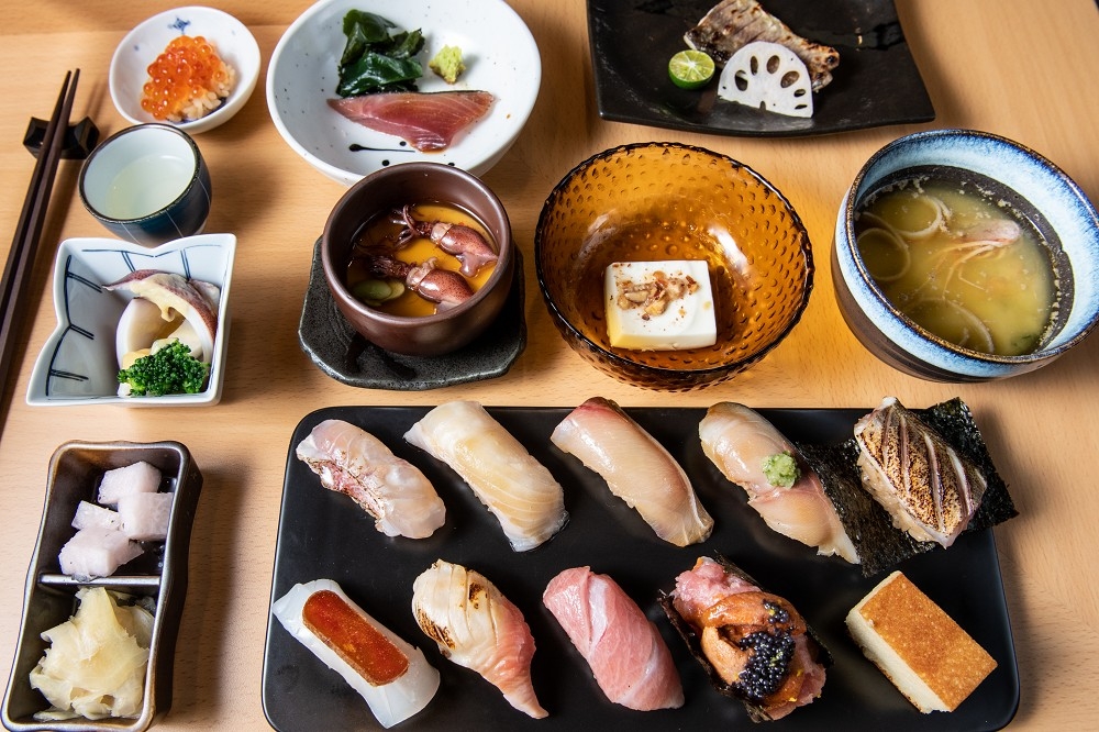 食材有 80% 從日本進貨而來，料理長袁育銓靠著 30 年以上的料理資歷與人脈，以最划算的價格提供近 20 道料理。（李昆翰攝）