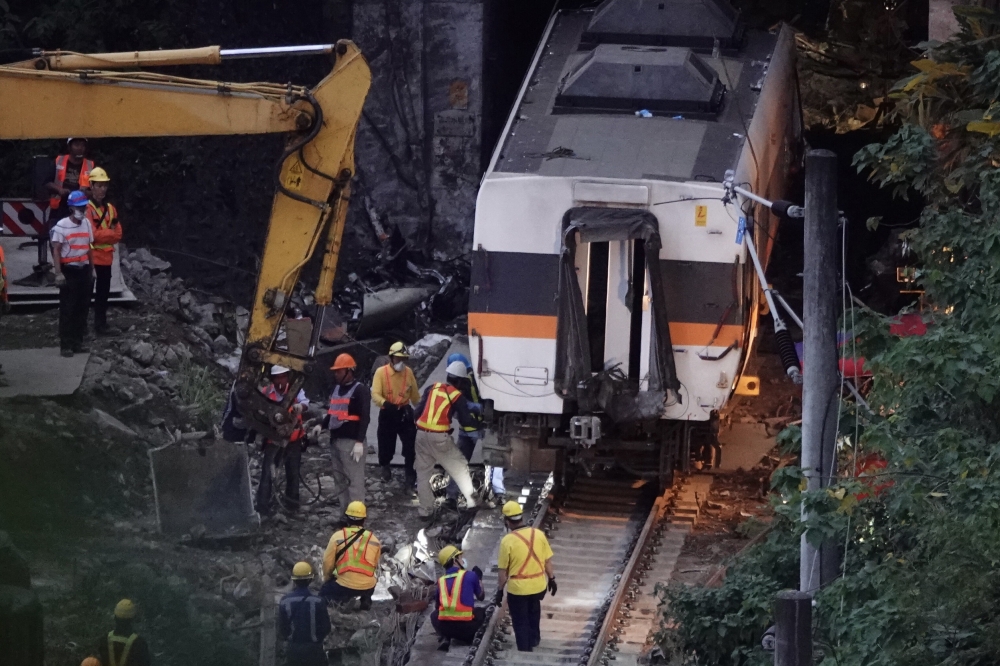 台鐵太魯閣號408次列車2日撞上滑落邊坡的工程車，造成嚴重傷完的出軌慘案。（王侑聖攝）