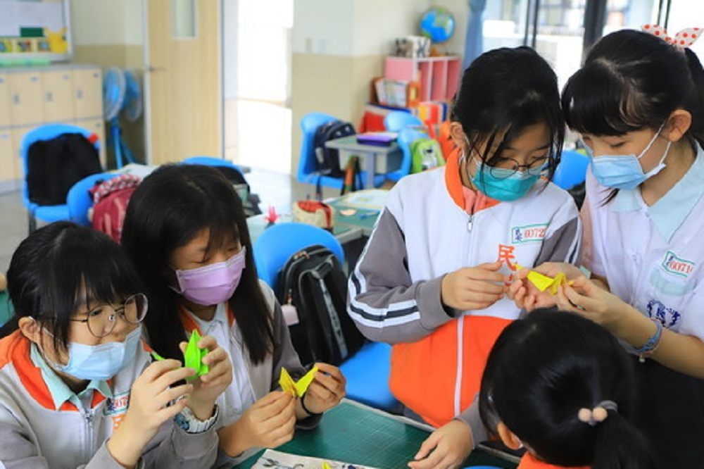 一名就讀民安國小的女童重創腦部仍於加護病房治療中，班上同學以錄音、摺紙鶴等方式為她集氣。（教育局提供）