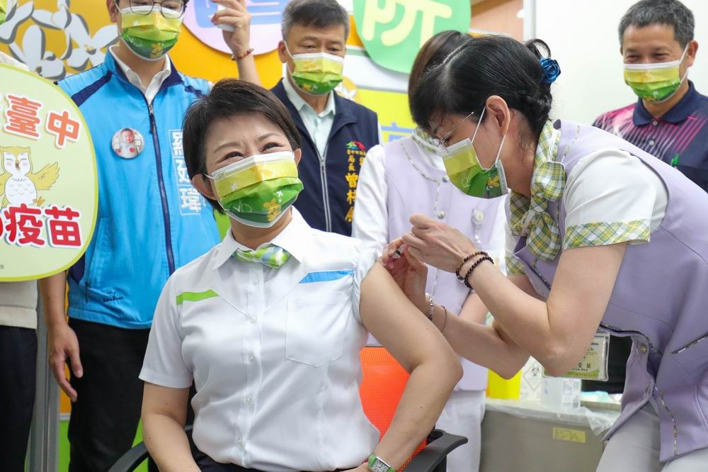 台中市長盧秀燕主動接種COVID-19疫苗。（台中市府提供）