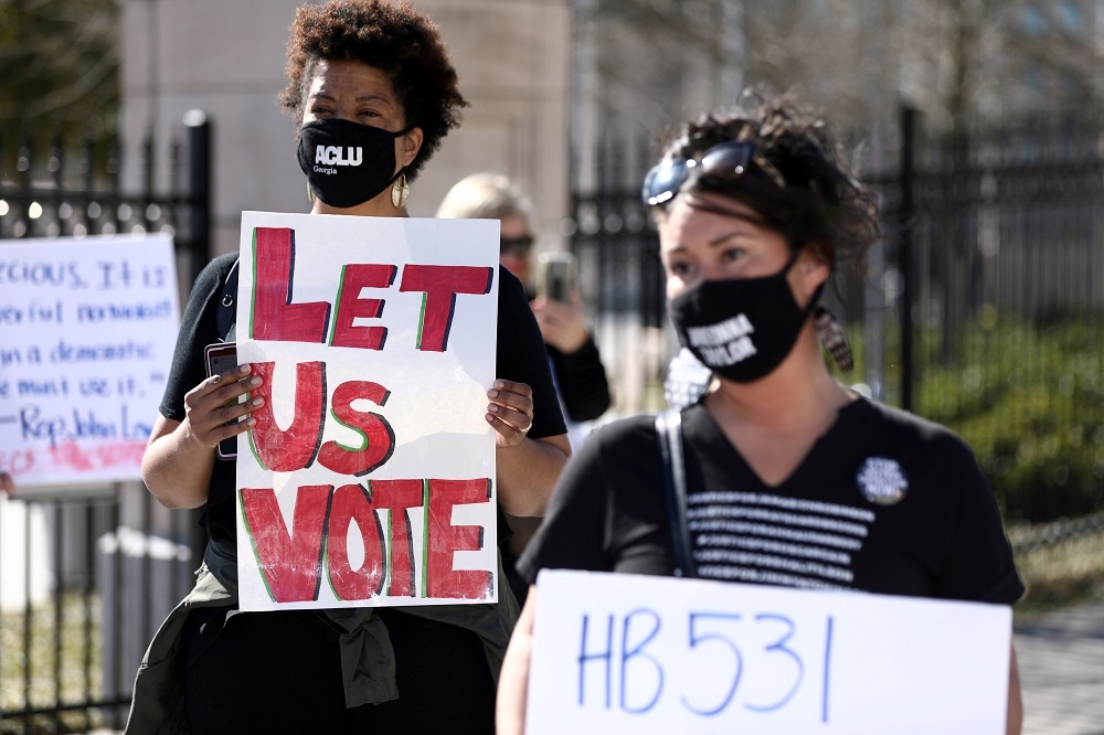 抗議者聚集在喬治亞州議會大廈外抗議新通過的選舉改革法案《HB 531》。（湯森路透）