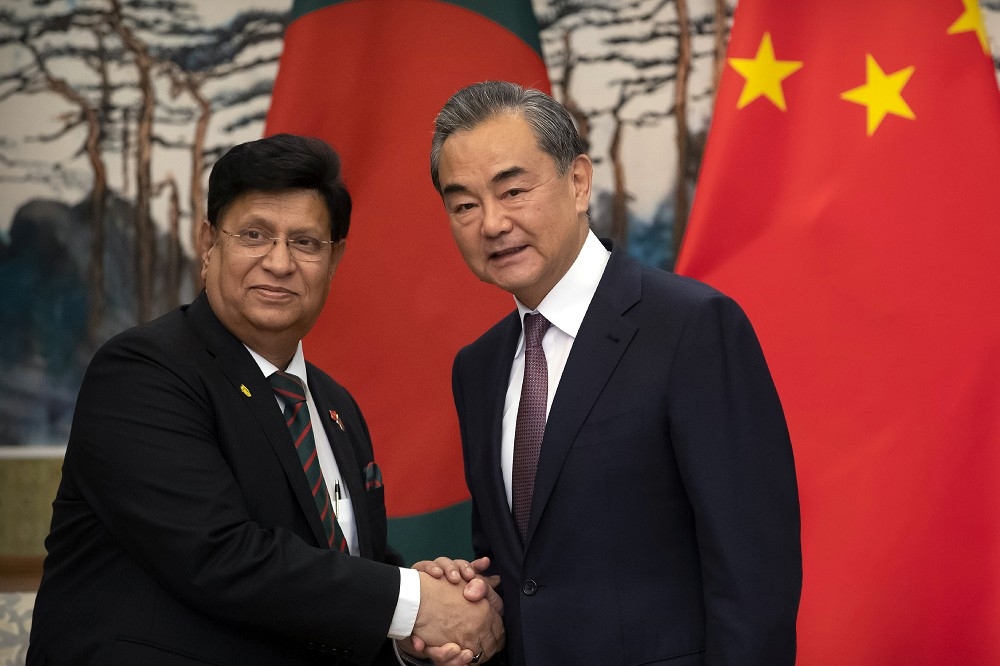 中國外交部長王毅與孟加拉外長阿布杜。（湯森路透）