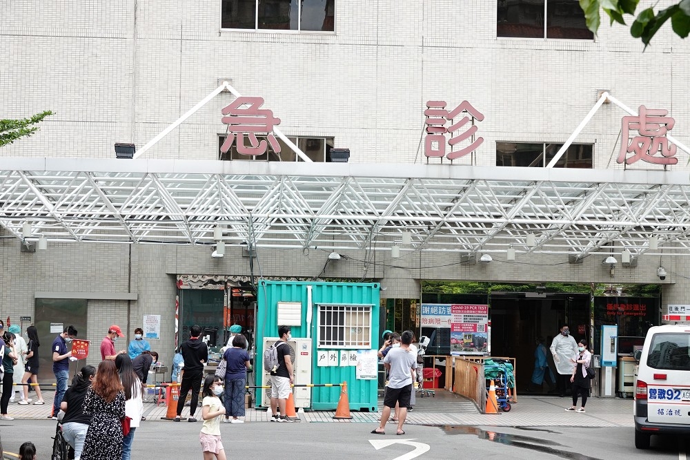 亞東醫院收治1名新北居民確診，經擴大採檢後同病房病患與接觸照顧者，已累積7名確診個案。（王侑聖攝）