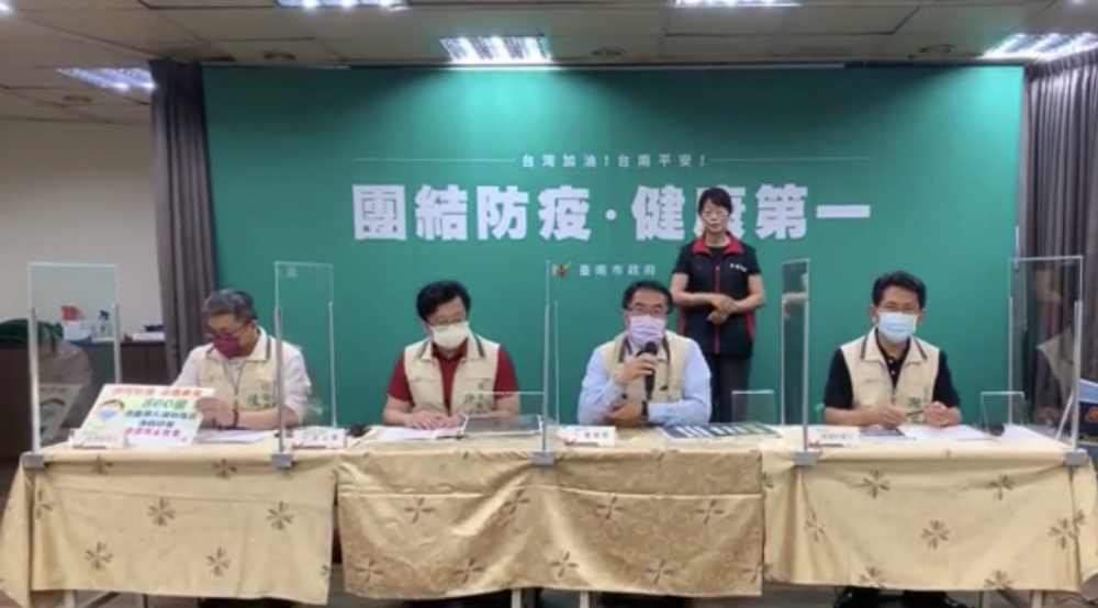 台南市長黃偉哲針對中央宣布全國進入三級警戒，說明台南因應措施，且公布台南2確診個案的足跡。（方士華攝）