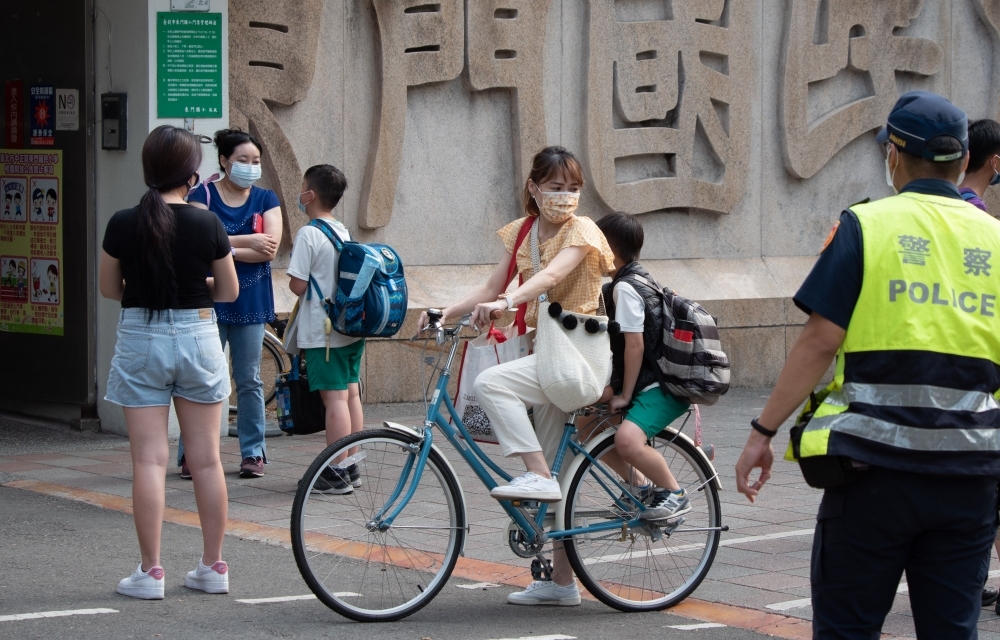 台北市長柯文哲24日認為，以科學角度研判，28日疫情恐會出現第3個高波，柯表示，近日會找新北市長侯友宜討論，並預告「停課應該會延長。」（資料照片／蔣銀珊攝）