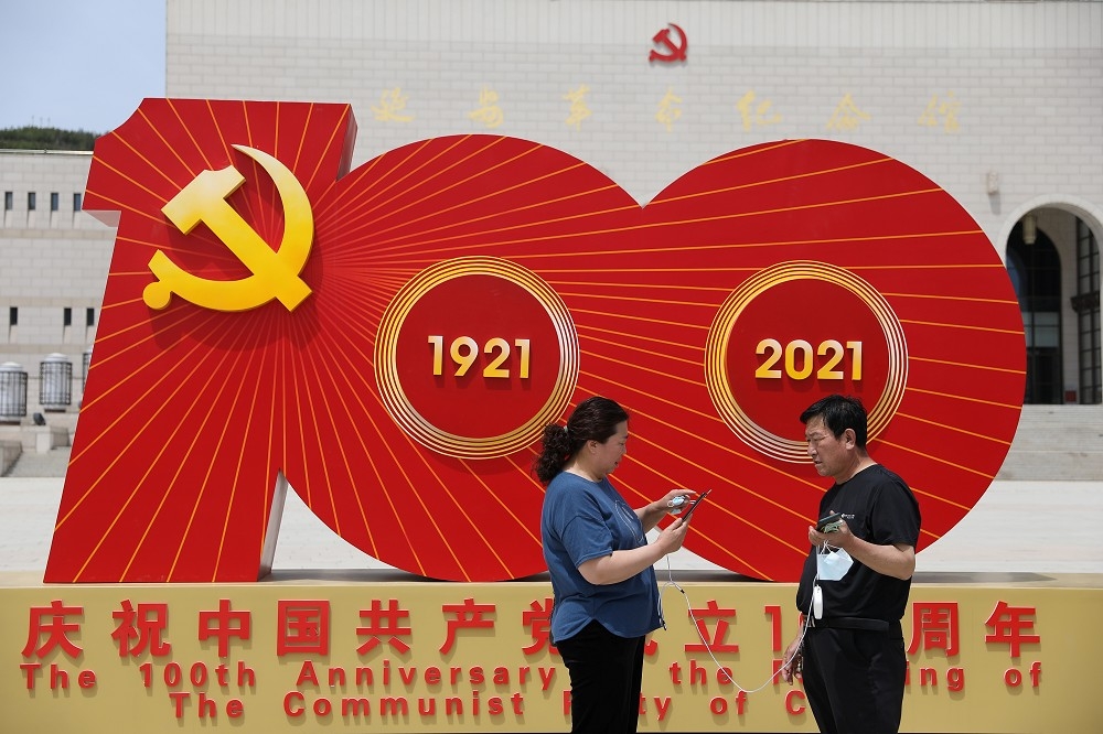 中国共产党将迎来建党百年纪念日，民众站在纪念碑前。（汤森路透）(photo:UpMedia)