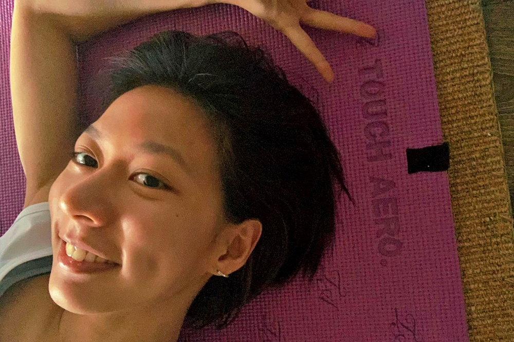 陳妤宅在家運動，身後躺的瑜伽墊是她的運動良伴。(好好娛樂提供）