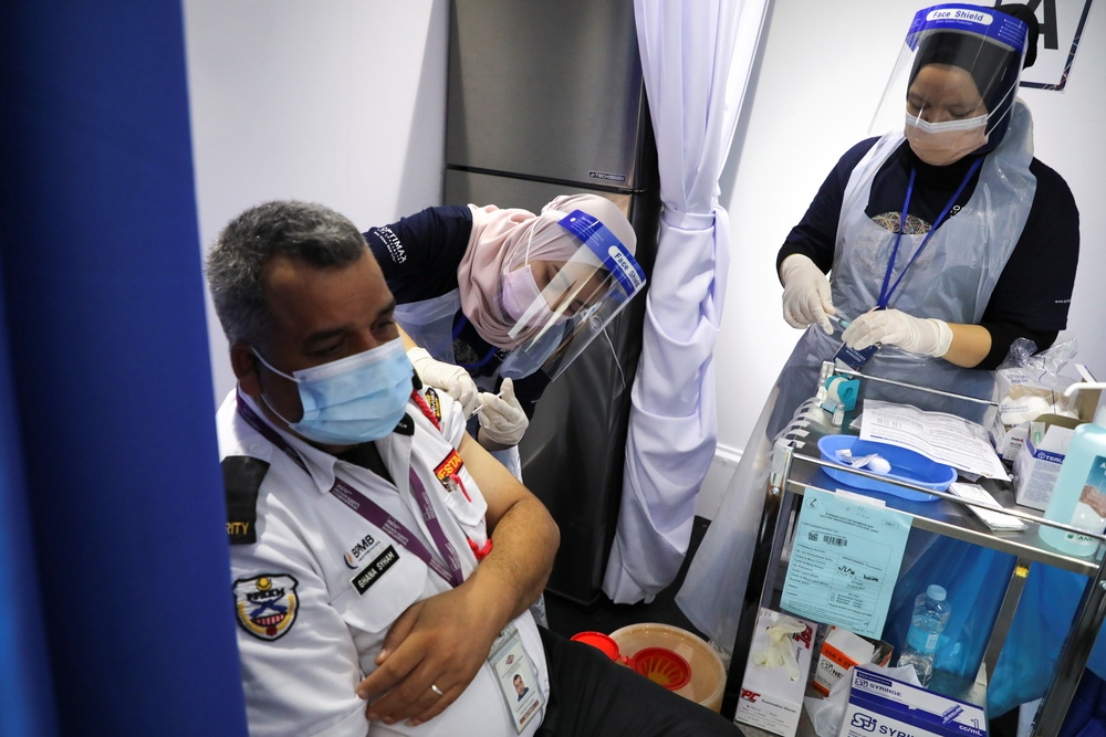 外籍機師在馬來西亞接種新冠疫苗。（湯森路透）