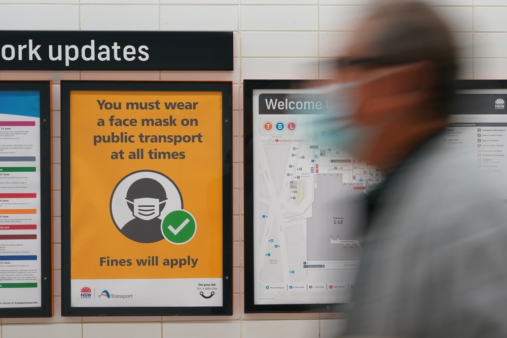 澳洲政府貼出海報，提醒民眾外出必須戴上口罩防疫。（湯森路透）