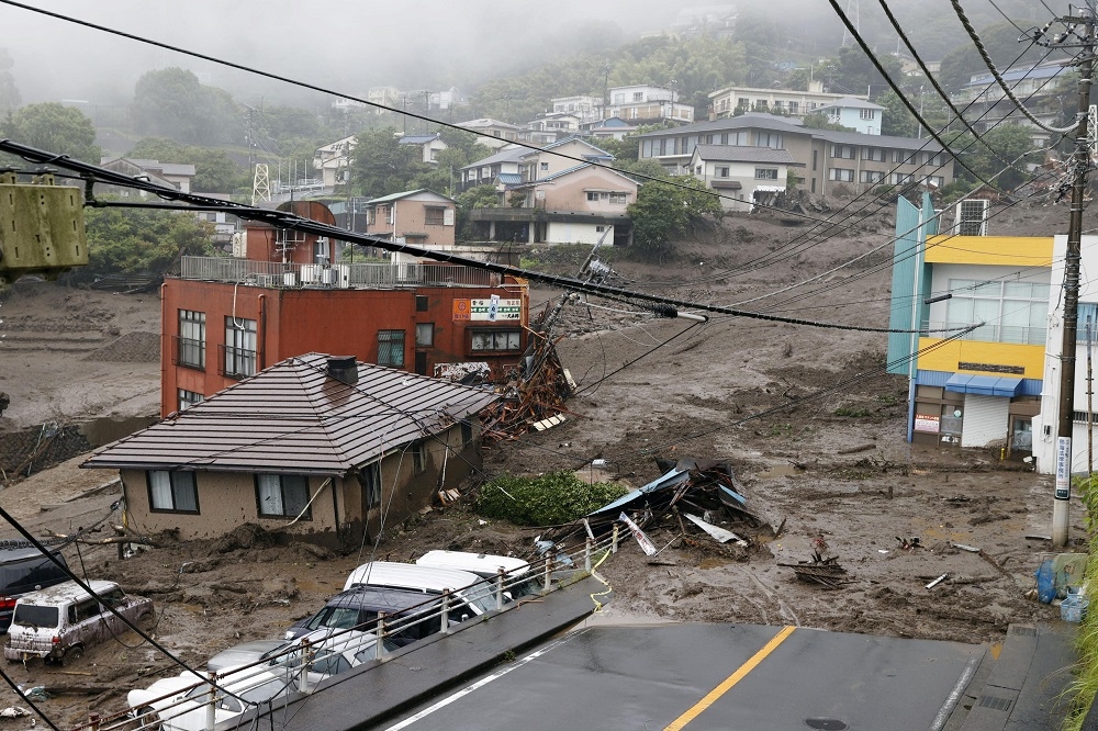 日本靜岡縣熱海市3日發生大規模土石流，造成2人死亡、20人失蹤、19人獲救，搜救活動仍持續進行中。（湯森路透）