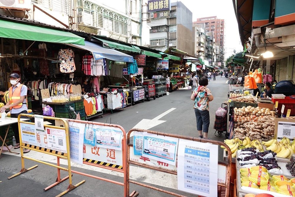 台灣市場進行人流管制。（王侑聖攝）