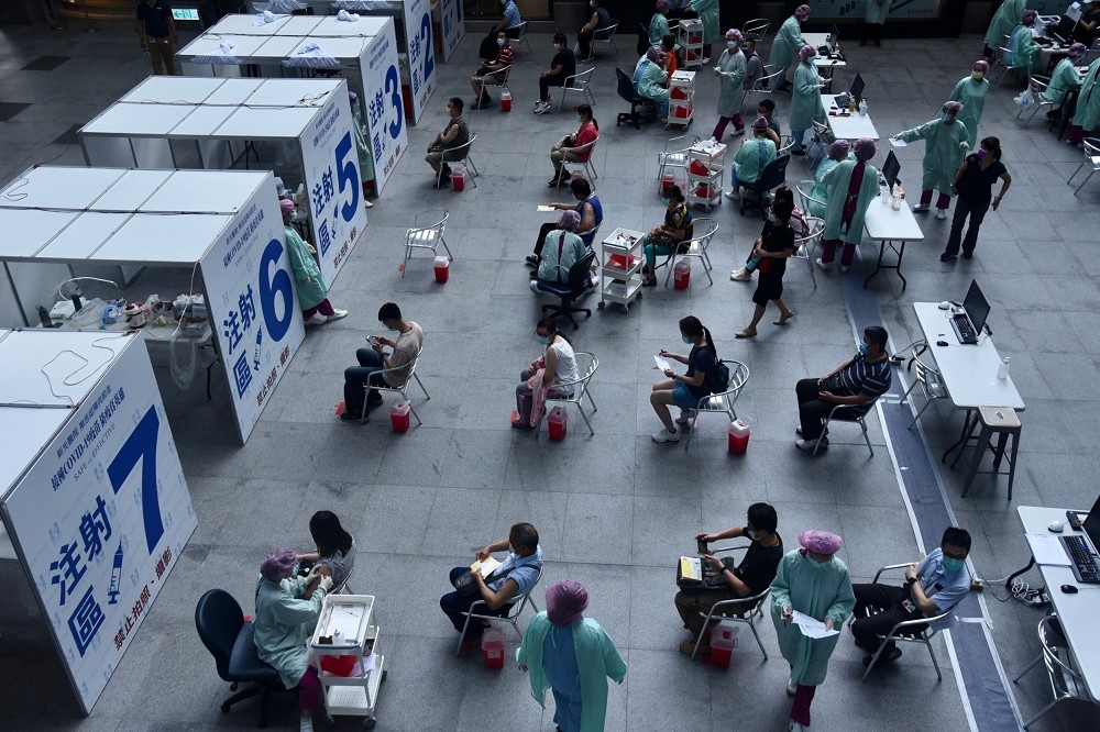 台北捷運公司員工10日上午等候施打疫苗。（張哲偉攝）