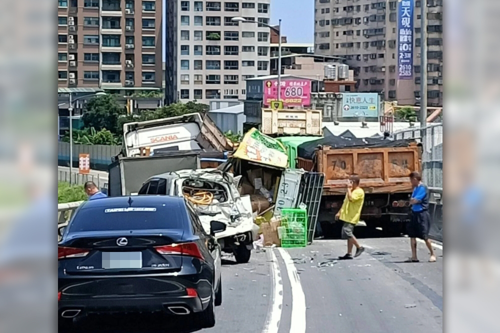 台64快速道路14日發生連環車禍，至少10車撞成一團。（取自記者爆料網）