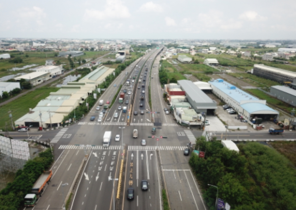 臺南市長黃偉哲有鑑於現況國道8號與南133線平交路口衍生之交通意外事故及主線車流延滯回堵問題，今（20）日審議會議遵守疫情三級警戒採視訊審議，黃市長親自上線再次強調改善交流道的重要與迫切性，終於獲得審議通過，讓大臺南便捷交通網政策更臻完善。(台南市政府提供)