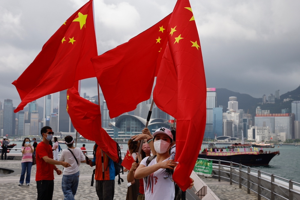 7月1日中國共產黨百年黨慶之日，香港親中人士高舉中國旗幟。（湯森路透）