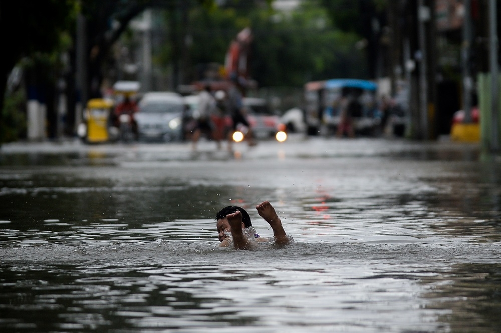 菲律賓連日暴雨造成首都馬尼拉大淹水，上萬人撤離。（湯森路透）
