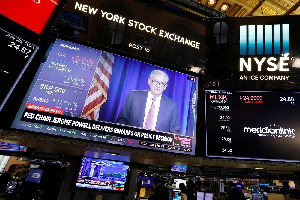 紐約證券交易所（NYSE）大廳28日播放著鮑爾會後聲明內容。（湯森路透）