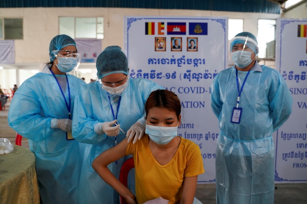 柬埔寨醫護人員替民眾施打新冠疫苗。（湯森路透）