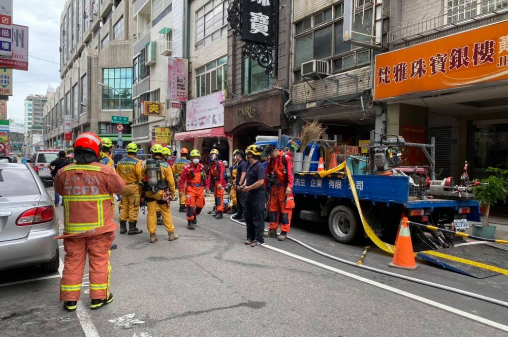 台中市中區4日上午發生一起涵洞施工事故，5名工人經警消救出後皆無呼吸心跳，緊急送醫後恢復。（取自記者爆料網粉專）