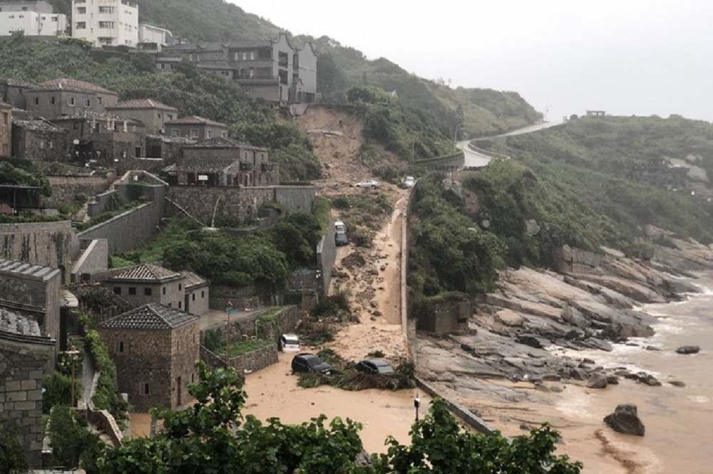 馬祖災情慘重，不僅有小型土石流還造成許多車輛受損。（取自馬祖資訊網）