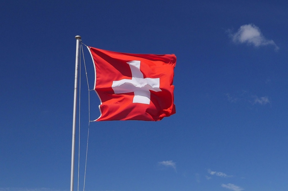 飄揚的瑞士國旗。（pixabay）