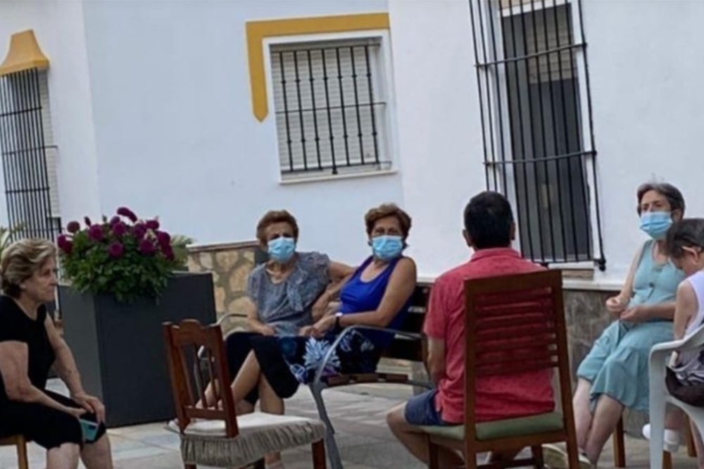 阿爾加鎮（Algar）的居民帶著口罩，悠閒的躺在椅子上，與華人聚集三合院閒聊的模式十分相似。（阿爾加鎮政府臉書　Ayuntamiento de Algar）