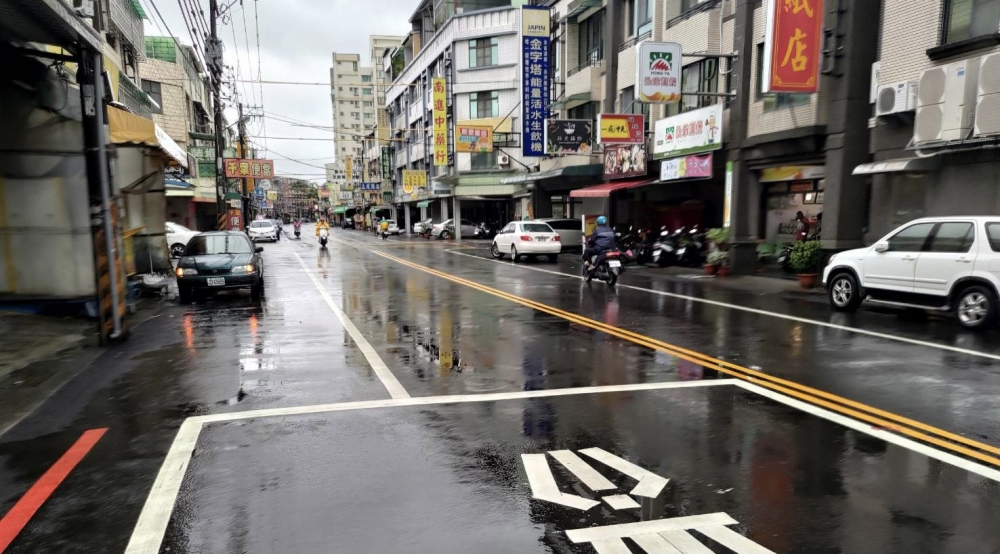 台南市過去逢雨必淹、被戲稱安中河的安中路，此次在豪雨中成功過關。（市政府提供）