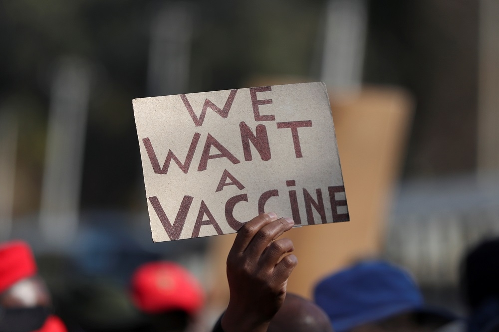 非洲嚴重缺少疫苗，不滿富國囤積疫苗準備施打第三劑，非洲前線多數人口根本排不到第二劑疫苗。（湯森路透）。